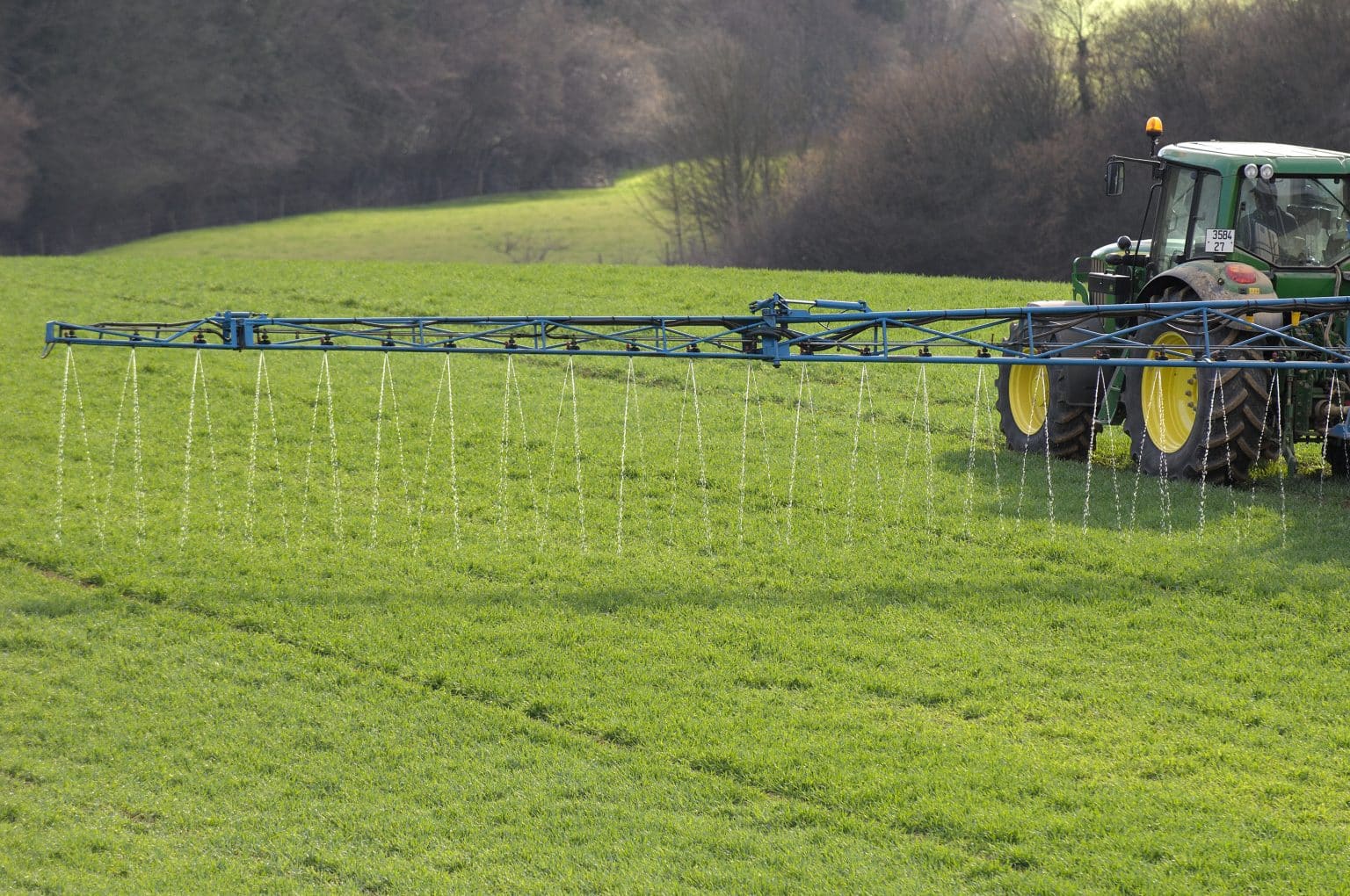 epandage engrais liquide sur une prairie